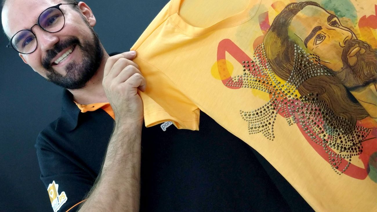 Camiseta com Pedraria e Sublimação